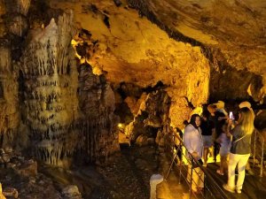 Unesco’nun Kültür Miras Listesinde, Serinlemek İsteyenler Bu Mağaraya Akın Ediyor