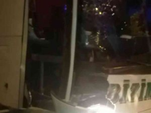 Horasan’da Çekici İle Yolcu Otobüsü Çarpıştı