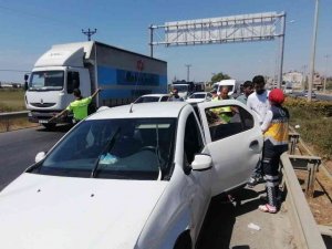 Otomobil Ticari Araca Arkadan Çarptı, Hamile Kadın Hastaneye Gitmeyi Kabul Etmedi