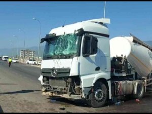 Hatay’da Sıkıştırılan Beton Mikseri Kaza Yaptı: 1 Yaralı