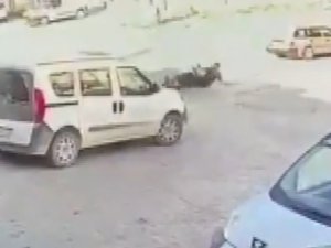 20 Yaşındaki Motosiklet Sürücüsünün Tırın Altında Kaldığı Anlar Ortaya Çıktı
