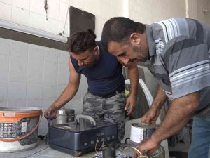 Demiri Demire Sürtüp Elektrik Elde Ettiler, Faturalarda Yüzde 90’a Kadar Tasarruf Sağladılar