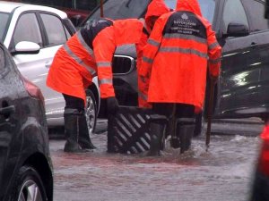 Maltepe’de Cadde Ve Sokaklar Yağmur Nedeniyle Göle Döndü