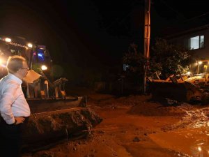 Vali Kızılkaya Yağıştan Ev Ve İş Yerlerini Su Basan Vatandaşları Yalnız Bırakmadı