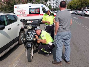 Devrilen Elektrikli Bisiklet Sürücüsü Yaralandı