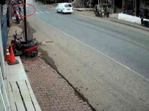 Bursa’da Şimşeğin Yaşattığı Panik Kameraya Yansıdı