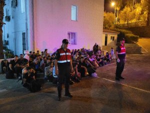 Fethiye’de 92 Düzensiz Göçmen Yakalandı, 5 Şüpheli Gözaltına Alındı