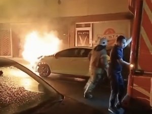 Fatih’te Park Halindeki Otomobil Alev Alev Yandı