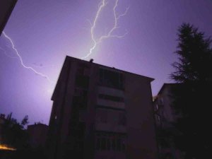 Geceyi Gündüze Çeviren Şimşekler Eşsiz Görüntüler Oluşturdu