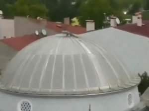 Şiddetli Rüzgar Cami Kubbesindeki Alemi Devirdi