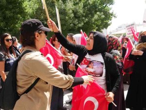 Evlatları Dağa Kaçırılan Anneler Kendilerine Zafer İşareti Yapan Hdp’lilere Öfke Kustu