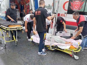 Küçükçekmece’de Hasta Taşıyan Ambulansa Kamyonet Çarptı