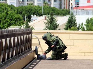 Antalya’da Şüpheli Valizden Kurabiye Çıktı, Polis Vatandaşı Bölgeden Uzaklaştırmakta Zorlandı