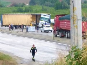Yağış Nedeniyle Kontrolden Çıkan Tır Trafiği Kilitledi
