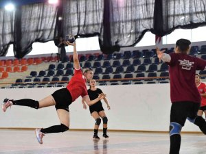 Bayan Hentbolculardan İki Günde İki Hazırlık Maçı