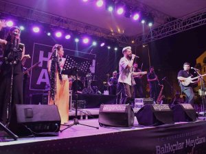 Kuşadalılar Balıkçılar Meydanı’nda Doyasıya Eğlendi