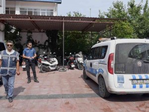 Kuşadası Belediyesi’nin Zabıta Aracına Çirkin Saldırı