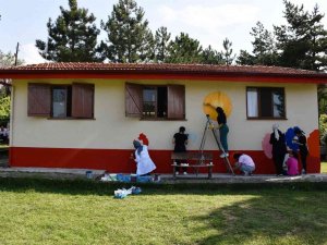 Köy Yaşam Merkezi’nin Duvarları Lise Öğrencileri Tarafından Boyanarak Süslendi