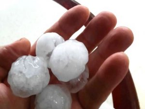 Kütahya’nın Tavşanlı İlçesinde Ceviz Büyüklüğünde Dolu Yağdı