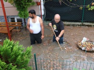 Edirne’de Evleri Su Bastı, Vatandaşlar Chp’li Belediyeye İsyan Etti