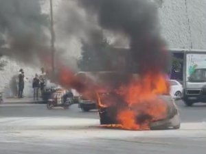 İ̇zmir’de Alev Topuna Dönen Araç Kullanılamaz Hale Geldi