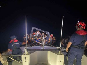 İ̇zmir Açıklarında 33 Düzensiz Göçmen Kurtarıldı
