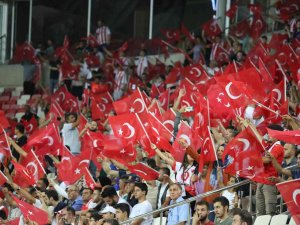 Maça Gelen Taraftara Türk Bayrağı Dağıtıldı