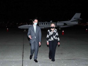 Abd’li Senatör Blackburn, Çin’e Meydan Okuyarak Tayvan’a Geldi