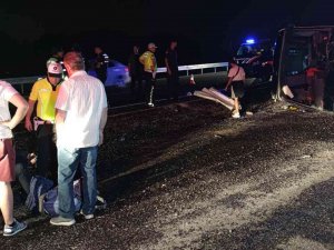 Denizli’de Yolcu Otobüsü Refüje Devrildi: 2’si Ağır 28 Yaralı