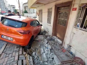 Kontrolden Çıkan Araç Bahçeye Girdi, O Anlar Kamerada