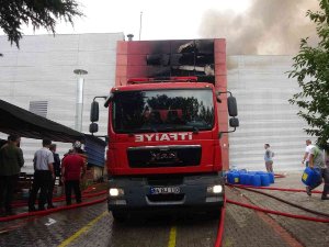 Battaniye Fabrikasındaki Yangına Müdahale Sürüyor