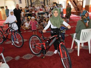 İ̇mamdan Örnek Hareket: 22 Yıldır Kur’an Kursuna Gelen Çocukları Ödüllendiriyor