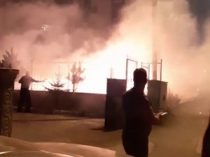 Apartmanın Bahçesinde Çıkan Yangın Geceyi Aydınlattı