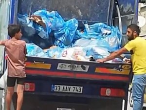 Geri Dönüşüm Kamyonunda Biri Çocuk 2 Kişinin Tehlikeli Yolculuğu