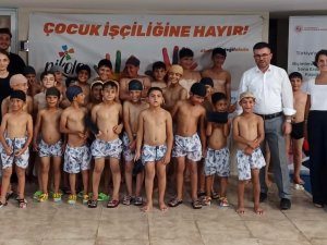 Anne Babalar Tarlada Çocukları Yüzme Kursunda