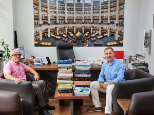 Prof. Dr. Hazer, Kitap Bağışında Bulundu