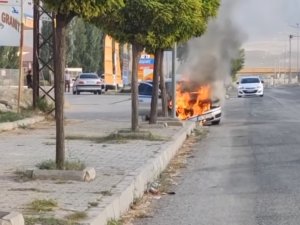 Van’da Seyir Halindeki Otomobil Alev Alev Yandı