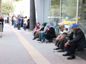 Promosyon Almak İçin Bankalara Gelenler Metrelerce Kuyruk Oluşturdu