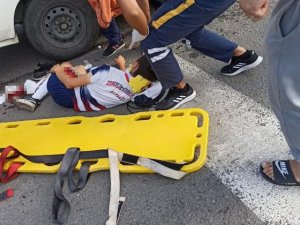 Kaldırımdan Yürüyen Çocuğun Ayağının Üzerinden Otomobil Geçti