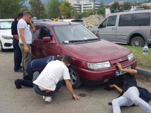 Günlerdir Park Halinde Olan Otomobilin Motoruna Giren Yavru Kedi Kurtarıldı