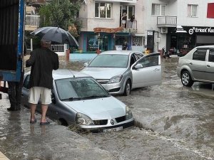 İ̇zmir’i Yeniden Şiddetli Yağış Vurdu