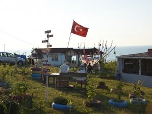 Yazlığını Açık Hava Müzesi Haline Getirdi