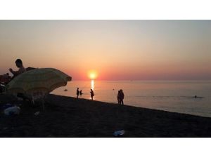 Akçakoca’da Turistler Gün Batımını Fotoğraflamak İçin Nöbet Tuttuyor