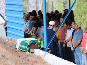 Feci Kazada Ölen Anne Ve 1 Yaşındaki Kızı Yan Yana Toprağa Verildi