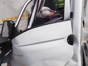 Tıra Çarpan Kamyonetin Sürücüsü Hayatını Kaybetti