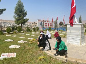 Cizreli Kadınlar Bombalı Saldırıda Şehit Olan 12 Polisi Unutmadı