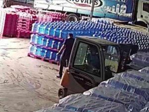 Maltepe’de İşçinin, Geri Geri Gelen Forklift Altında Kaldığı Anlar Kamerada