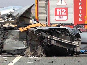 Feci Kazada Tıra Çarpan Otomobil Hurdaya Döndü: Anne Ve Baba Öldü, Oğul Yaralı