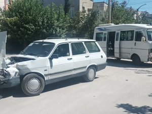 Otomobil İle Yolcu Minibüsü Çarpıştı: 4 Yaralı