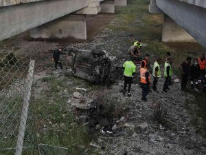 Tem’de Kontrolden Çıkan Otomobil Viyadükten Uçtu: 3 Yaralı